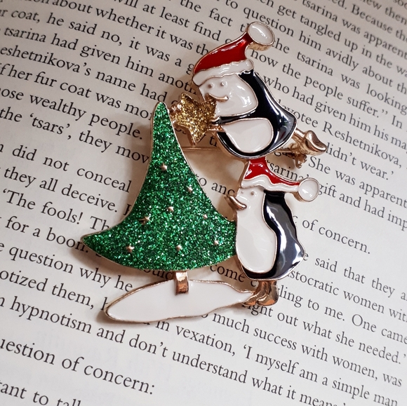 Vintage enamel Christmas tree and penguins brooch - Picture 7 of 10